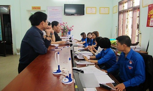 Đoàn viên Sở Tư pháp tỉnh Quảng Trị tiếp nhận và giải quyết hồ sơ, thủ tục cho người dân trong ngày thứ 7 tình nguyện.