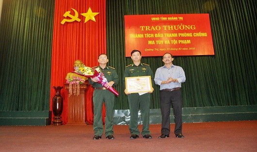 Phó Chủ tịch UBND tỉnh Quảng Trị Nguyễn Quân Chính trao thưởng cho đơn vị phá án.