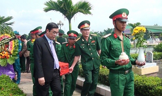 Ông Nguyễn Đức Chính, Chủ tịch UBND tỉnh Quảng Trị cùng các đơn vị vũ trang và người dân đưa các Anh về nơi an nghỉ