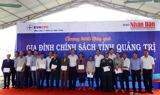 Ban tổ chức trao tặng quà cho các gia đình chính sách tại tỉnh Quảng Trị