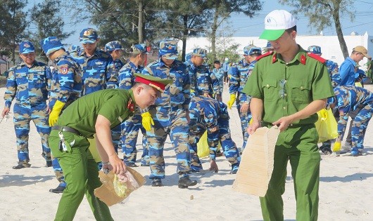 Các lực lượng vũ trang tham gia thu gom rác thải dọc bờ biển khu vực bãi tắm Cửa Việt