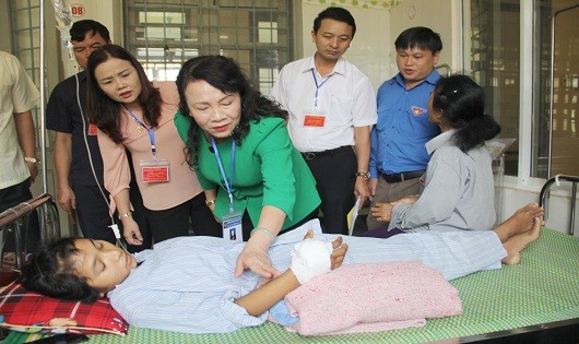 Thứ trưởng Nguyễn Thị Nghĩa ân cần thăm hỏi, động viên em Hà cố gắng điều trị và hoàn thành tốt kỳ thi Tốt nghiệp THPT quốc gia.