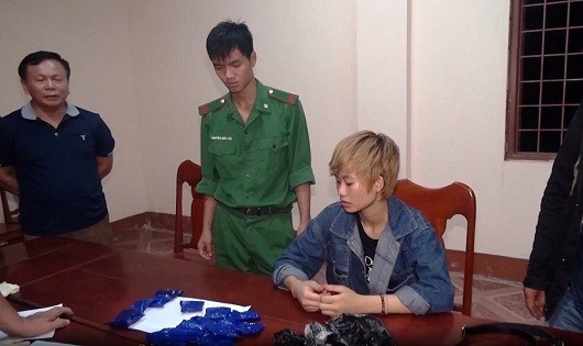 Đối tượng Nguyễn Thị Thảo Ly cùng số ma túy bị bắt giữ (ảnh: Mạnh Hùng)