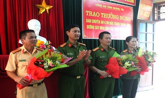 Đại tá Trần Xuân Vĩnh - Phó Giám đốc Công an tỉnh Quảng Trị trao thưởng cho Ban chuyên án (ảnh: BH)