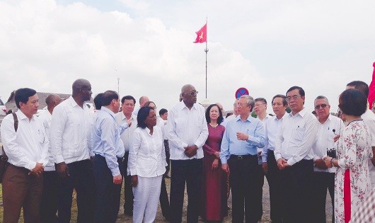 Đoàn lãnh đạo Chính phủ hai nước Việt Nam – Cuba thăm cầu Hiền Lương