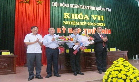 Ông Hoàng Nam (thứ 3 từ trái sang) nhận hoa chúc mừng từ các lãnh đạo.