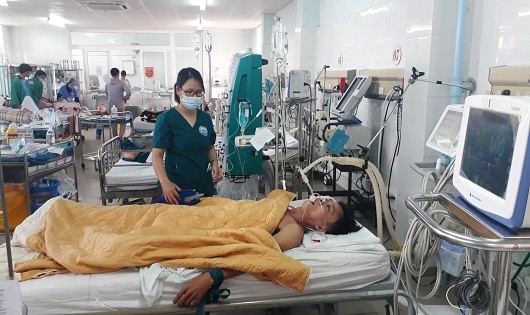 Ông Nguyễn Văn Nhật đang được điều trị và chăm sóc tại bệnh viện Đa khoa tỉnh Quảng Trị 