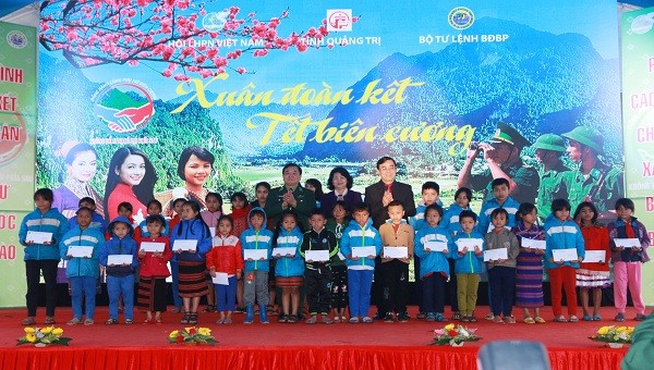 Phó Chủ tịch nước Đặng Thị Ngọc Thịnh trao quà cho các cháu học sinh ở vùng biên của Quảng Trị