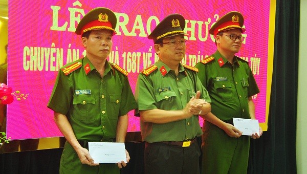 Đại tá Trần Đức Việt - Giám đốc Công an tỉnh Quảng Trị trao thưởng cho 2 Ban chuyên án 117M và 168T