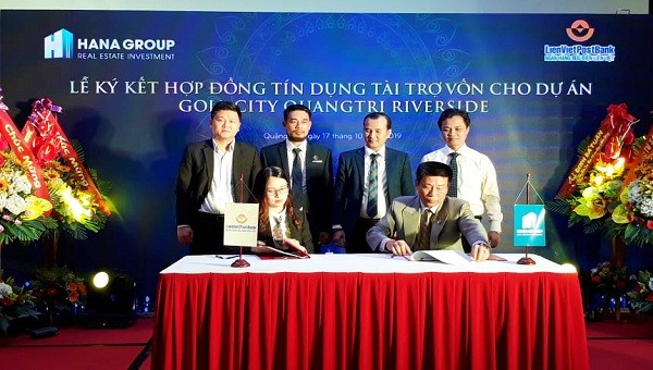 Đại diện Cty Cổ phần Tập đoàn Đầu tư địa ốc Hana và Ngân hàng Liên Việt PostBank chi nhánh Quảng Trị kết hợp đồng tín dụng tài trợ vốn cho dự án