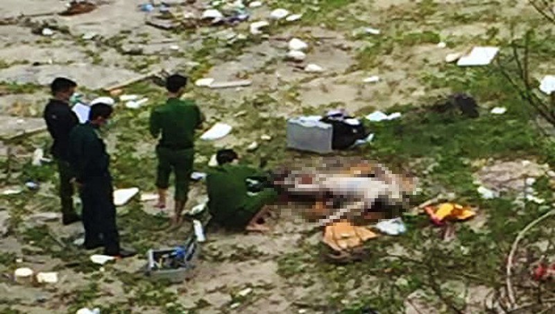 Cơ quan chức năng tiến hành khám nghiệm tử thi nạn nhân trôi dạt vào bờ biển xã Vĩnh Thạch ngày 10/11 (ảnh: CTV)