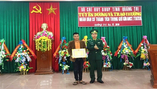 Bộ đội Biên phòng Quảng Trị trao tặng giấy khen cho anh Sáu