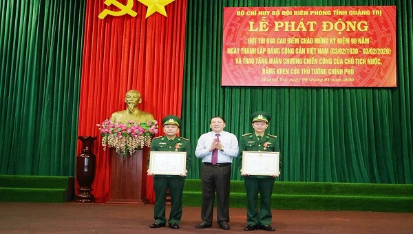 Thừa ủy quyền của Chủ tịch nước, ông Nguyễn Văn Hùng - Bí thư Tỉnh ủy Quảng Trị trao tặng Huân chương Chiến công hạng ba cho 1 tập thể và 3 cá nhân thuộc Biên phòng Quảng Trị