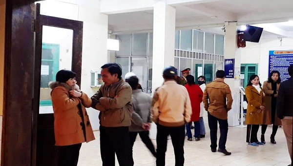 Các nạn nhân được người dân đưa đến Trung tâm Y tế huyện Hướng Hóa cấp cứu ngay sau sự việc (ảnh: CTV)