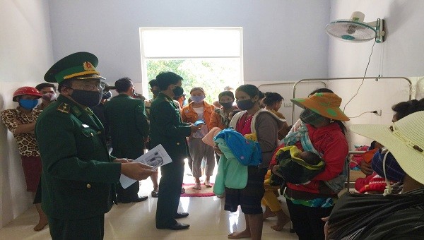 Lực lượng Biên phòng Quảng Trị tuyên truyền cho người dân ở miền núi cách vệ sinh, phòng ngừa dịch bệnh Corona (ảnh: BĐBP)