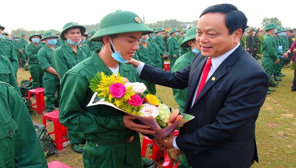 Lãnh đạo tỉnh Quảng Trị tặng hoa động viên các tân binh ở khu vực huyện Gio Linh trước khi lên đường nhập ngũ