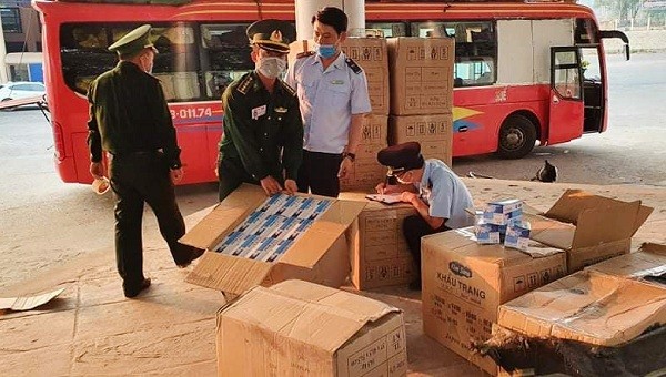 Lực lượng chức năng kiểm tra số khẩu trang y tế vận chuyển trái phép ở khu vực Cửa khẩu Quốc tế Lao Bảo
