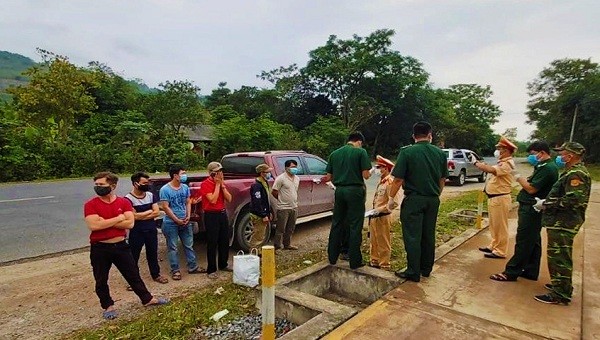 Lực lượng chức năng tỉnh Quảng Trị chặn bắt kịp thời chiếc xe ô tô chở 6 lao động từ Lào vượt biên trái phép vì sợ bị cách ly phòng dịch Covid-19. Ảnh: HT