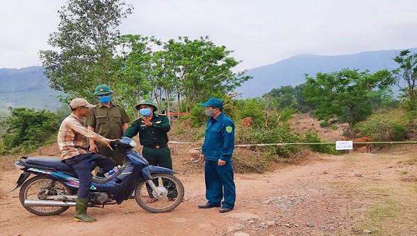 Các cán bộ chiến sỹ Đồn biên phòng Thuận “căng mình” kiểm soát chặt xuất nhập cảnh tại các đường mòn, lối mở qua biên giới phòng ngừa dịch Covid-19