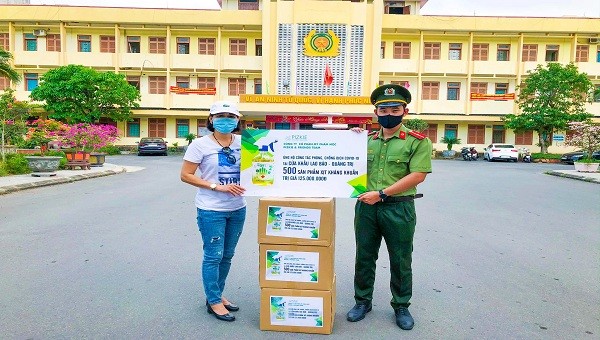 Đại diện Công ty Cổ phần Mỹ phẩm Mộc Pizkie & Friends Team trao tặng hàng trăm chai xịt kháng khuẩn cho các cơ quan, đơn vị tại tỉnh Quảng Trị để phòng dịch Covid-19