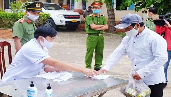 Một công dân nhận giấy chứng nhận hoàn thành thời gian cách ly tại một khu cách ly tập trung ở huyện Vĩnh Linh, tỉnh Quảng Trị (ảnh: CTV) 