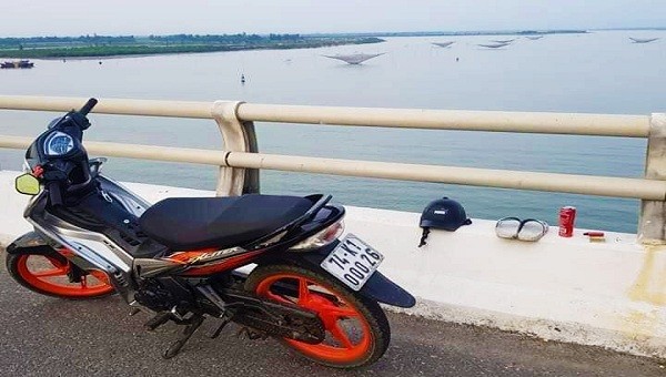 Xe máy cùng một số vật dụng của nạn nhân được để lại trên cầu Cửa Việt