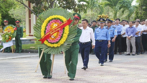 Các đoàn thể dâng hoa, dâng hương tưởng niệm và tri ân các liệt sĩ