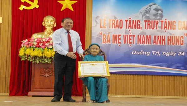 Ông Nguyễn Văn Hùng – Bí thư Tỉnh ủy Quảng Trị trao tặng danh hiệu “Bà mẹ Việt Nam anh hùng” cho mẹ Tạ Thị Phún (ở huyện Vĩnh Linh)