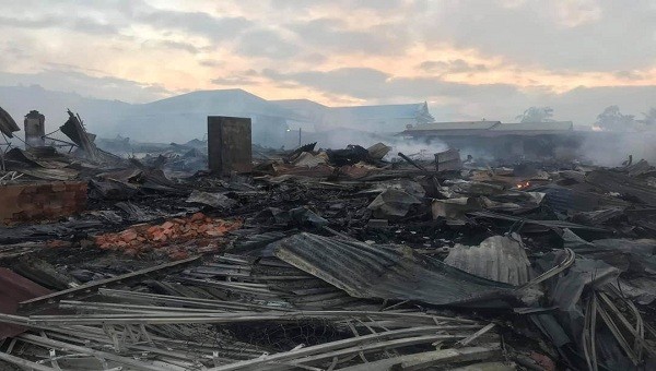 Vụ cháy đã thiêu rụi hàng chục gian hàng của người Việt, gây thiệt hại nặng nề về tài sản (ảnh: NH)