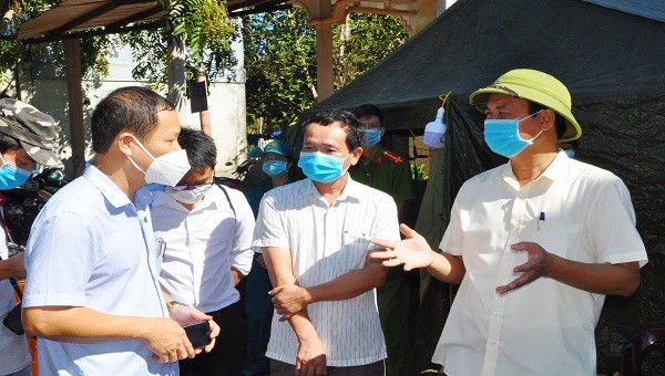 Chủ tịch UBND tỉnh Quảng Trị Võ Văn Hưng (ngoài cùng ở bên phải ảnh) đến kiểm tra và thăm hỏi tình hình tại các khu vực bị phong tỏa tạm thời
