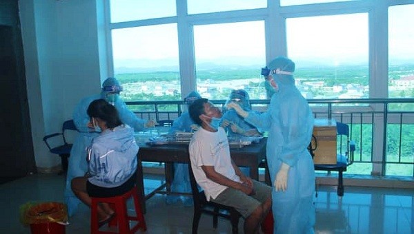 Trung tâm kiểm soát bệnh tật Quảng Trị lấy mẫu xét nghiệm Covid-19 cho các y, bác sĩ, cán bộ, nhân viên và bệnh nhân, người nhà bệnh nhân… tại Bệnh viện Đa khoa tỉnh Quảng Trị