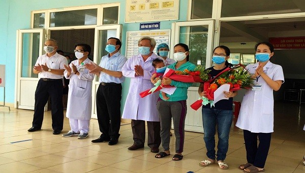 Lãnh đạo Sở Y tế Quảng Trị cùng lãnh đạo Bệnh viện Chuyên khoa Lao và bệnh Phổi tặng hoa chúc mừng 2 bệnh nhân nhiễm Covid-19 được xuất viện
