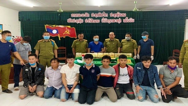 8 đối tượng người Lào cùng tang vật bị bắt giữ.