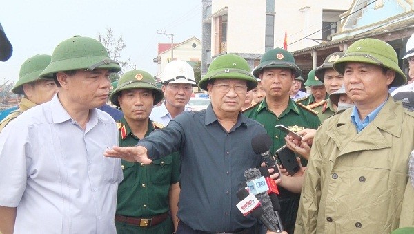 Phó Thủ tướng Trịnh Đình Dũng cùng Đoàn công tác kiểm tra việc chuẩn bị ứng phó với bão số 5 tại khu neo đậu tàu thuyền ở xã Triệu An, huyện Triệu Phong.
