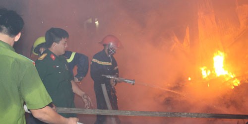 Lực lượng chức năng tham gia chữa cháy