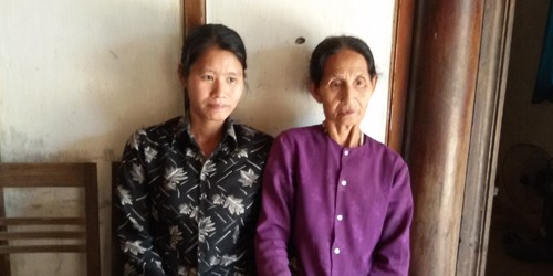 Chị Nguyễn Thị Minh (bên trái) và mẹ của mình