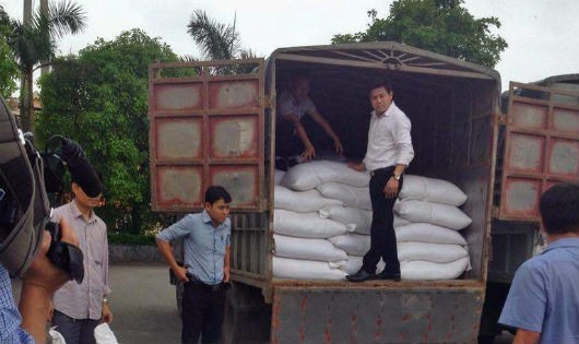 Phát gạo hỗ trợ ngư dân tại tX Kỳ Anh, Hà Tĩnh