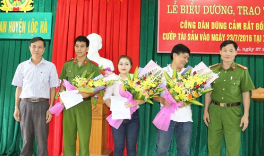 Công an huyện Lộc Hà trao thưởng cho các công dân đã dũng cảm bắt cướp