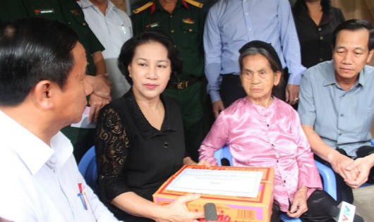 Chủ tịch Quốc hội, Nguyễn Thị Kim Ngân thăm hỏi, tặng quà bà con nhân dân