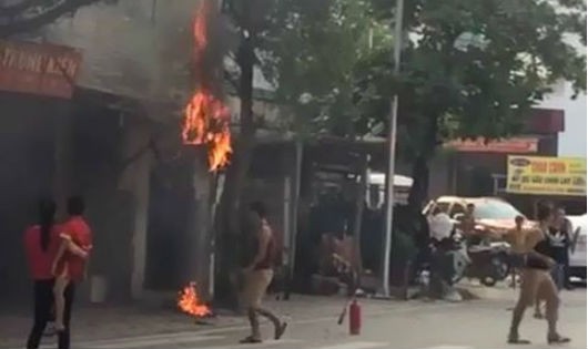 Hộp công tơ cháy nổ khiến    người dân hốt hoảng
