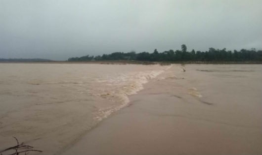 Nước lũ khu vực cầu Tân Dừa dâng cao