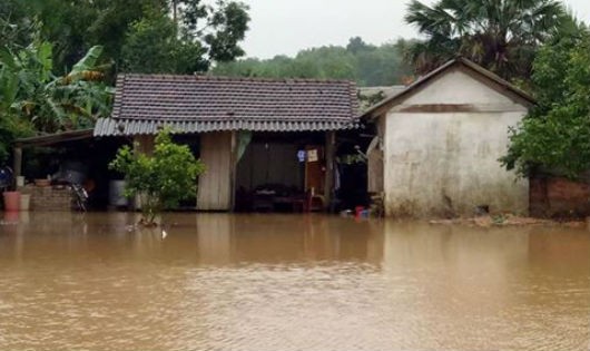 Mưa lớn khiến người dân huyện Hương Khê lại ngập nặng