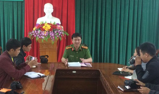 Đại diện Công an huyện Lộc Hà trao đổi với PV