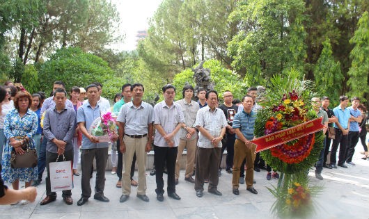Đoàn Báo PLVN dâng hoa tại Nhà bia tưởng niệm các liệt sỹ TNXP Đồng Lộc