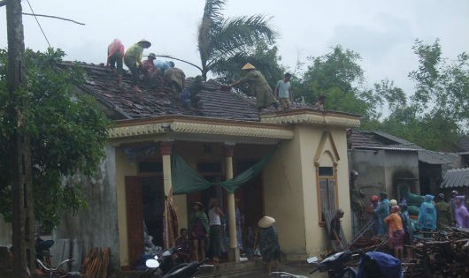 Người dân lợp lại mái nhà bị lốc cuốn