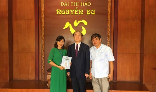 GS.TS Ahn Kyong – Hwan trao tặng cuốn truyện Kiều bằng tiếng Hàn Quốc cho ban Quản lý khu di tích Nguyễn Du