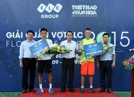 Ông Nguyễn Thanh Bình Giám đốc FLC Samson Golf & Resort trao Cup và phần thưởng cho nhà vô địch Hoàng Thành Trung