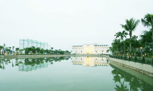 Điểm nhấn trong cảnh quan sinh thái của FLC Vĩnh Thịnh Resort là hồ thiên nhiên rộng trên 1 héc-ta