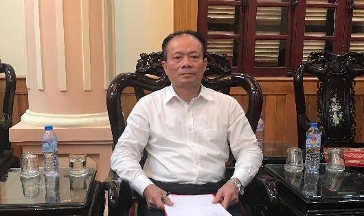 Ông Lại Thanh Sơn - Phó Chủ tịch UBND tỉnh Bắc Giang trao đổi thông tin với phóng viên