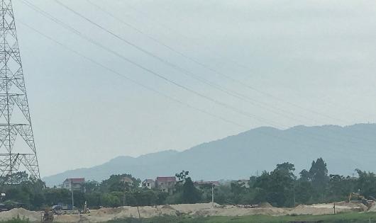 Bãi tập kết cát trái phép, nằm sát ven sông Cầu, xã Tân Hưng, huyện Sóc Sơn